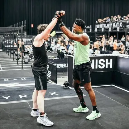 Franklin Lopes geeft een klant een high-five na een Hyrox-finish