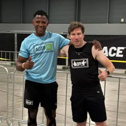 Franklin Lopes met een klant na een Hyrox-event