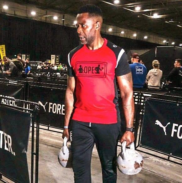 Franklin in Lopes-shirt tijdens een Hyrox-event met kettlebells