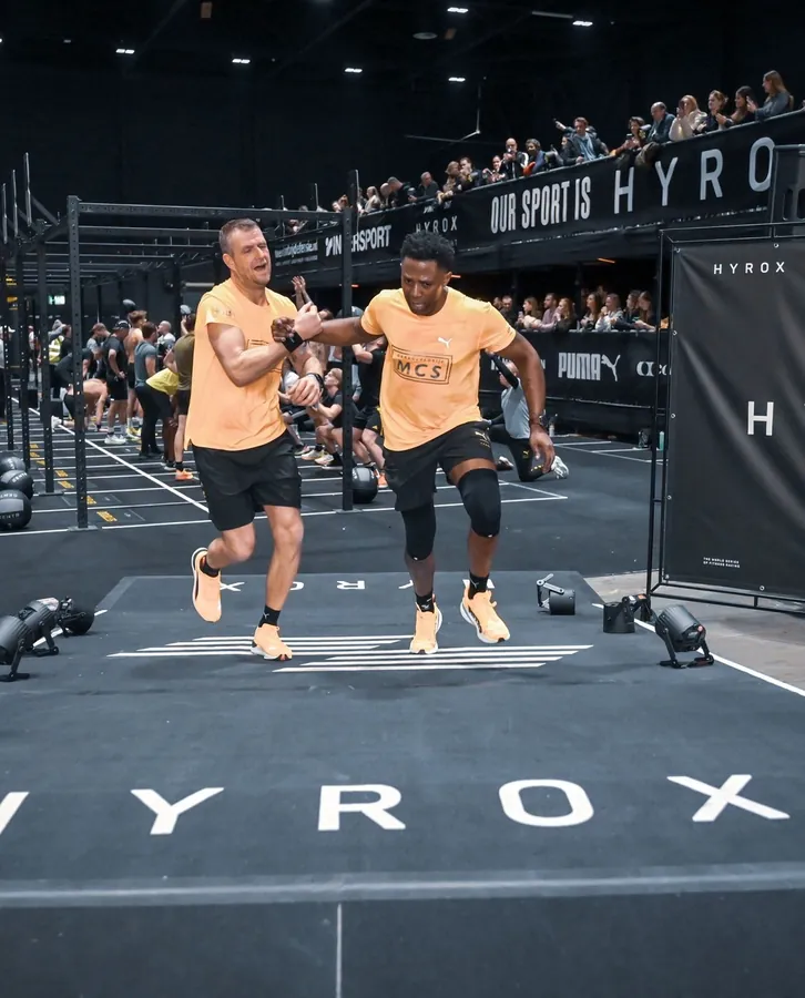 Franklin Lopes finisht een Hyrox event in tandem met een klant